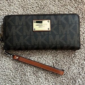 Michael Kors Jet Set Item Continental wristlet wallet